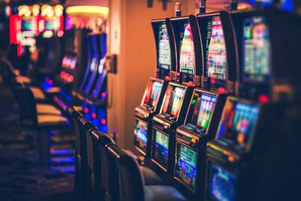 Arcade game library interface showing Aviator, Sweet Bonanza, Fortune Tiger and other titles on omuttogel